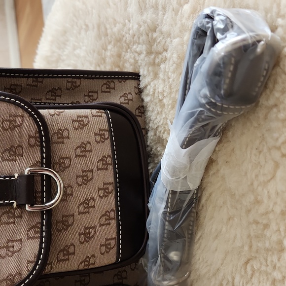 Beautiful NWT Dooney & Bourke Large Double Pocket Signature Tote Set 🤎👜 - Picture 5 of 17